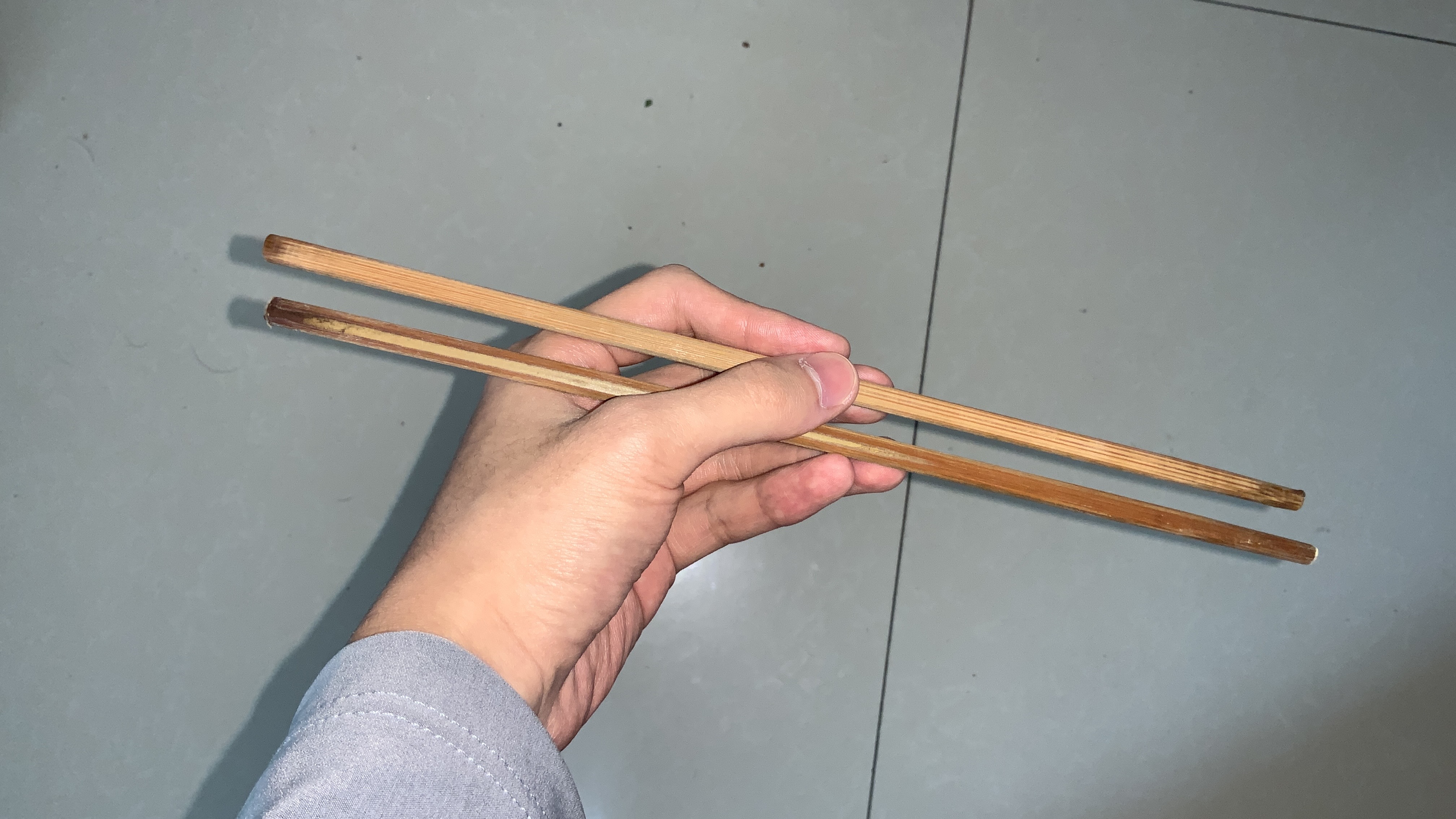 左手拿筷子